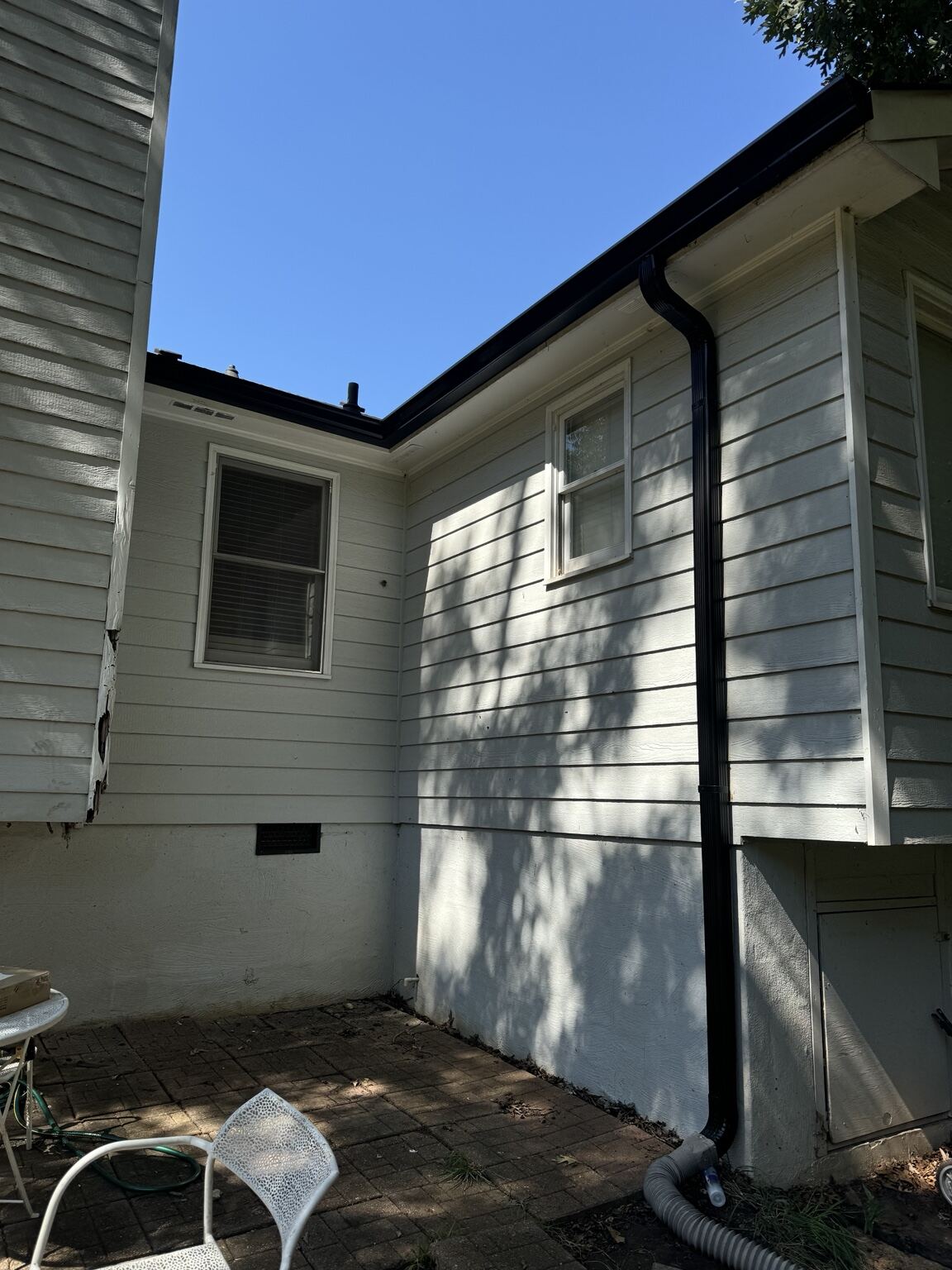 Same roofline corner after new fascia, trim and drip edge were installed